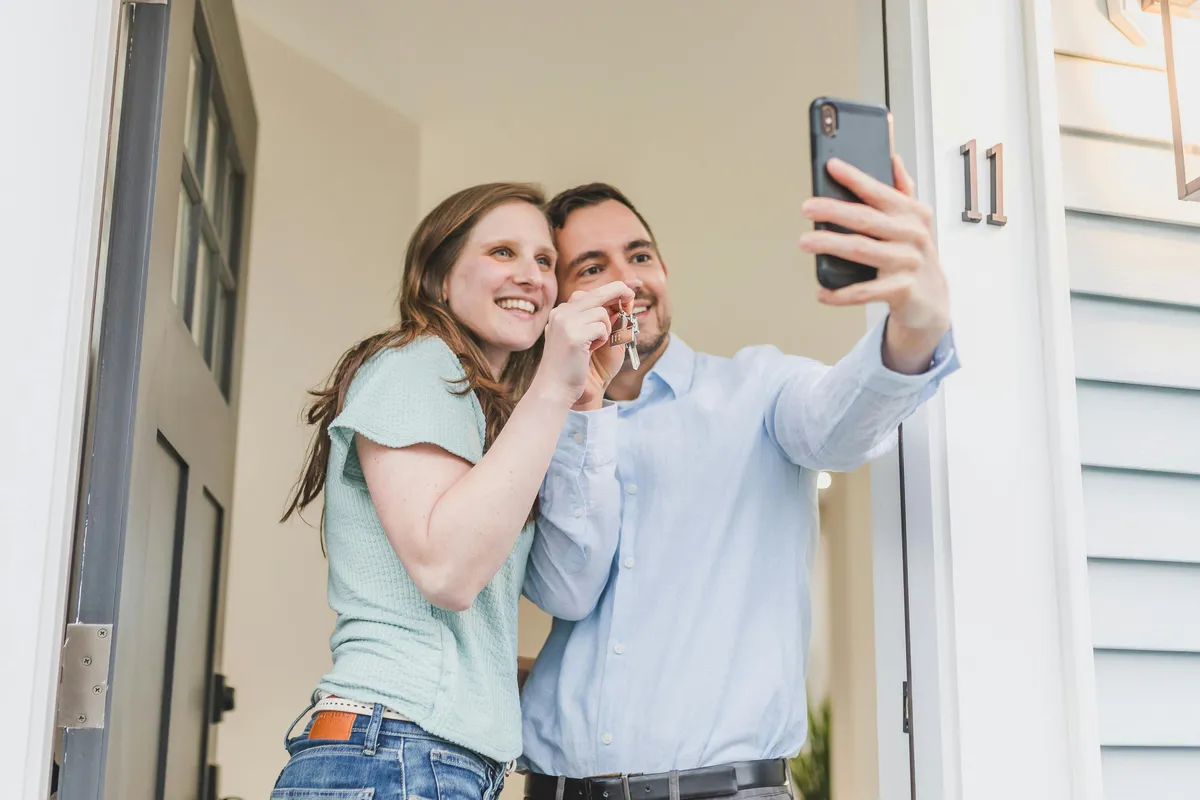Familia recibiendo llaves de su nueva casa